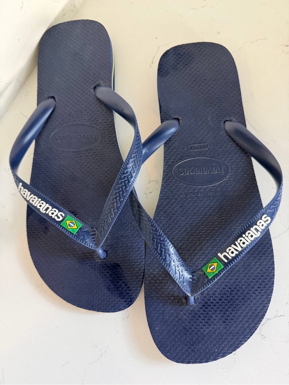 Havaianas men’s Navy NWT Blue Flip Flops with Brazilian Flag Accent Sz 13